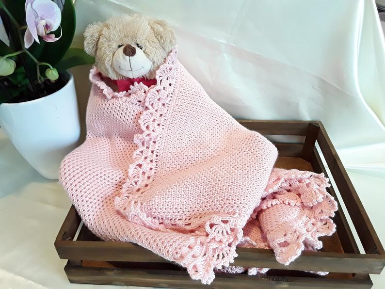 Copertina neonata rosa a maglia con pizzo uncinetto artigianale - Fairy Corner