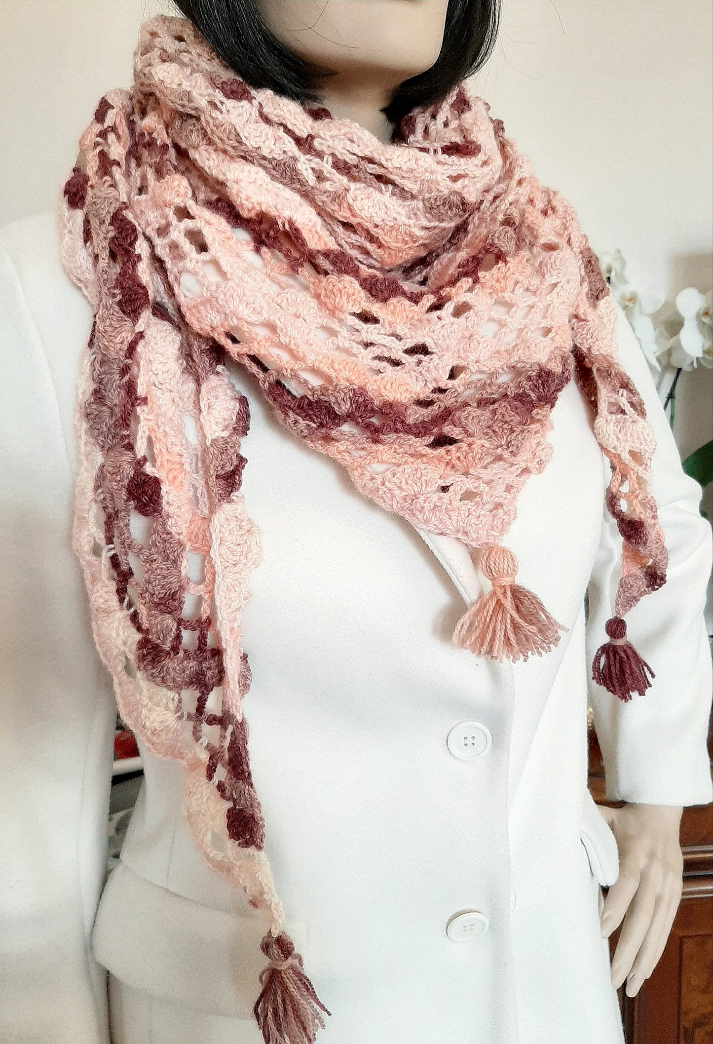 Scialle, sciarpa triangolare all'uncinetto con nappe - rosa arancio