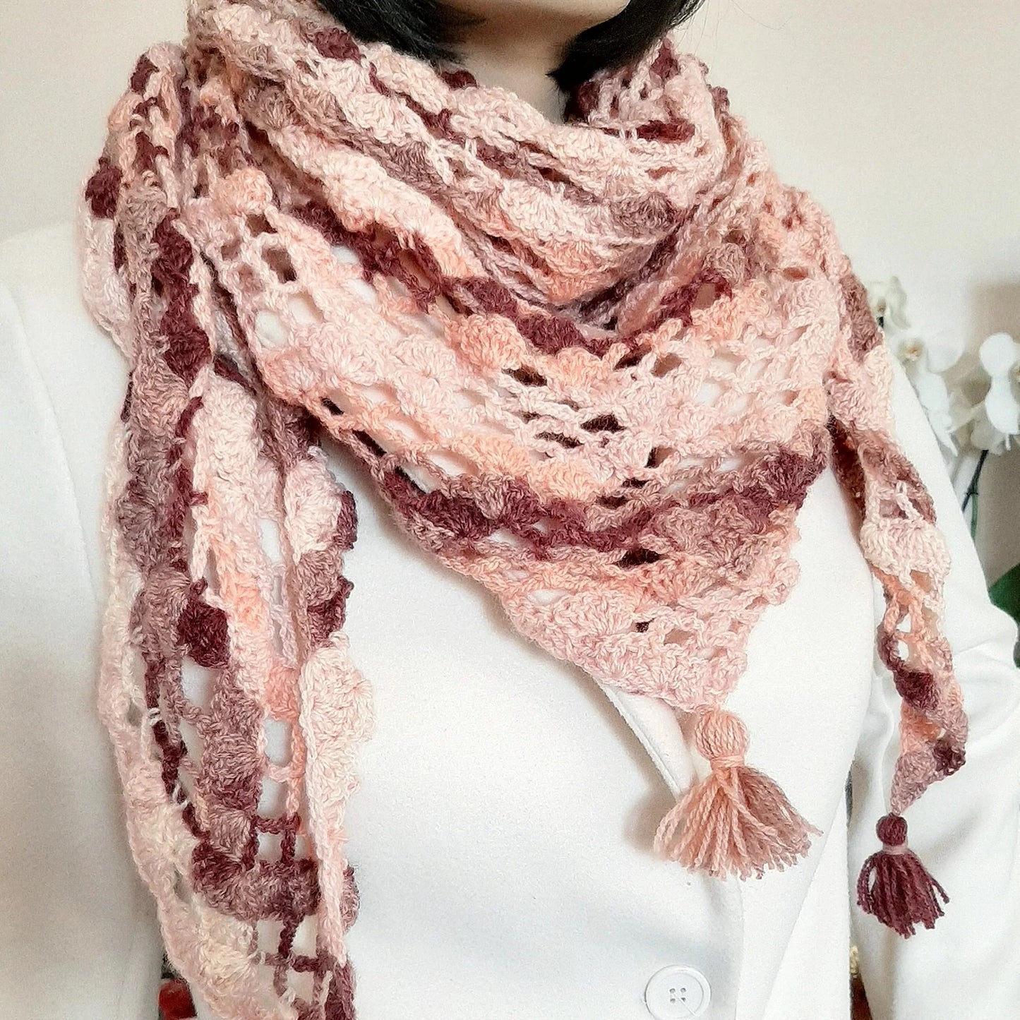 Scialle, sciarpa triangolare all'uncinetto con nappe - rosa arancio