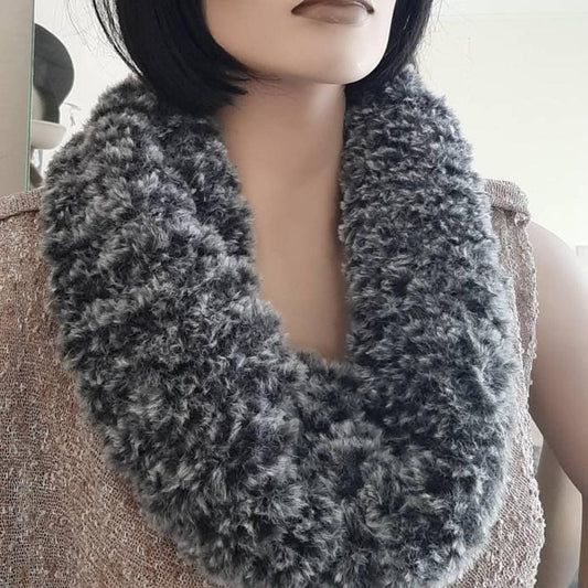 Scaldacollo Infinity Scarf effetto pelliccia artigianale a maglia - grigio