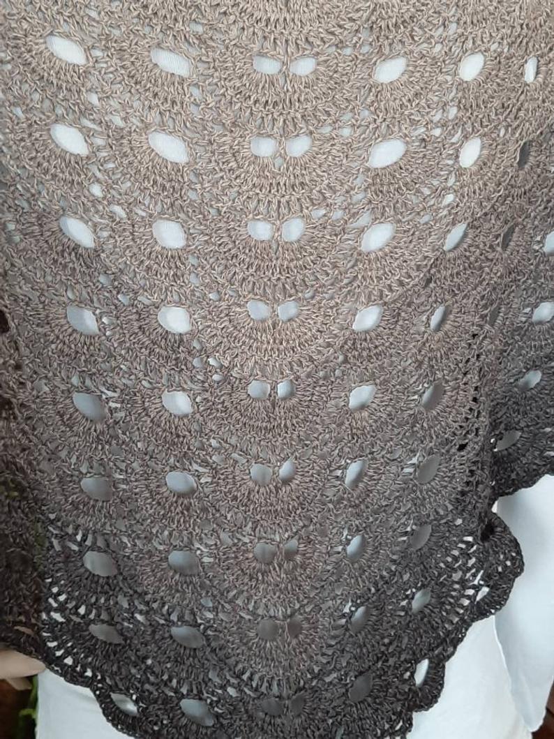Scialle realizzato all'uncinetto in cotone sfumato nei Toni del legno beige marrone - Fairy Corner