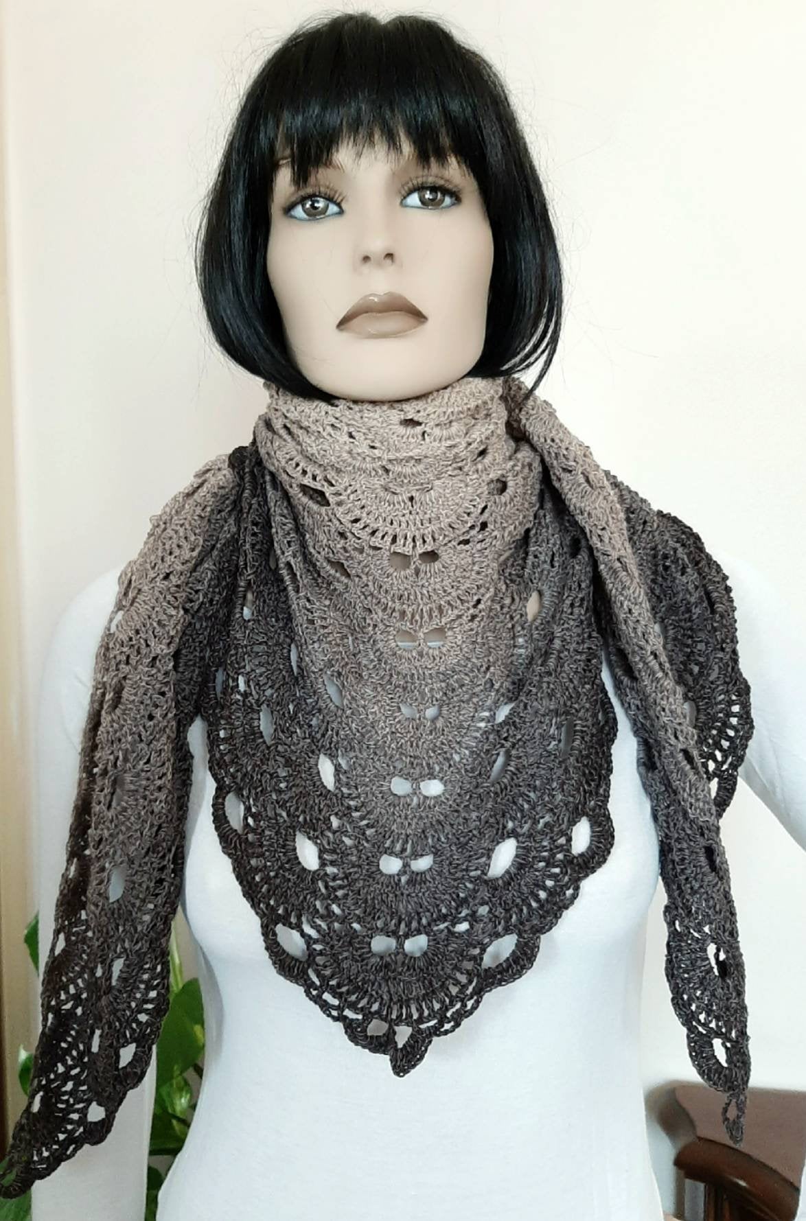 Scialle realizzato all'uncinetto in cotone sfumato nei Toni del legno beige marrone - Fairy Corner